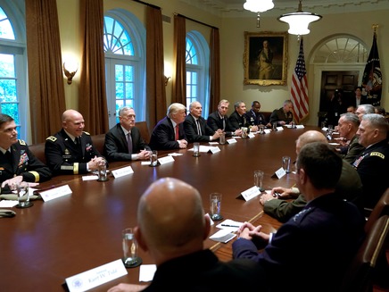 הנשיא טראמפ בישיבה עם מפקדי הצבא (צילום: רויטרס)