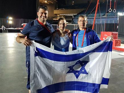 הצוות הישראלי חוגג בקנדה (איגוד ההתעמלות) (צילום: ספורט 5)