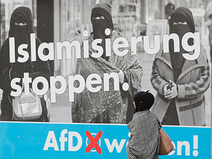 כרזת המפלגה בברלין (צילום: רויטרס)