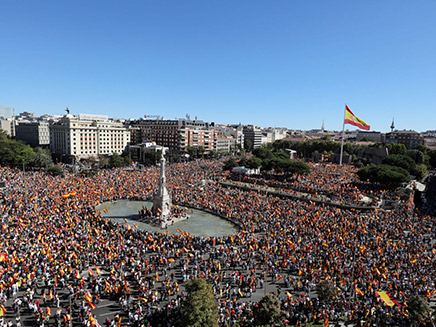 אלפים בהפגנה במדריד (צילום: רויטרס)
