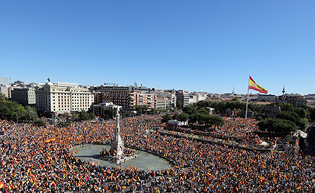 אלפים בהפגנה במדריד (צילום: רויטרס)