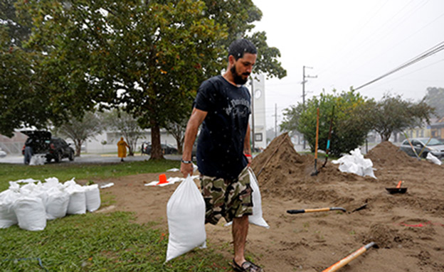 ממלאים שקי חול בניו אורלינס לקראת הוריקן נייט (צילום: חדשות 2)