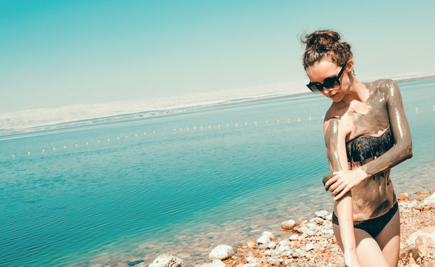 אישה מורחת בוץ בים המלח (צילום: By Dafna A.meron)