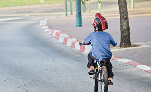 ילד רוכב על אופניים בתל אביב ביום כיפור (צילום: By Dafna A.meron)