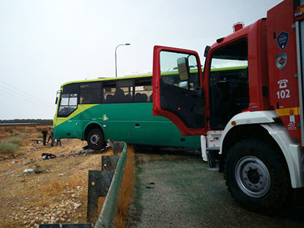 תאונה חזיתית בין אוטובוס לגרר (צילום: רז כפיר/TPS)