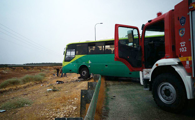 תאונה חזיתית בין אוטובוס לגרר (צילום: רז כפיר/TPS)