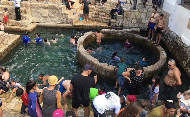 מטיילים בשמורת עין פרת, היום (צילום: חגי דביר, רשות הטבע והגנים)