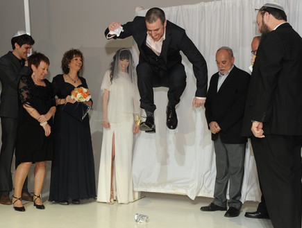 חתן קופץ על הכוס  (צילום: ארט תמיר)