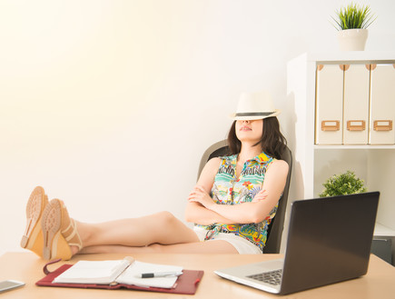 אשת עסקים חולמת על חופשה הזמן עבודה במשרד (אילוסטרציה: By Dafna A.meron, shutterstock)