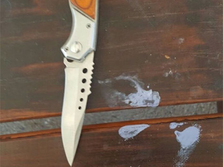הסכין שהחזיק החשוד ברשותו (צילום: דוברות המשטרה)