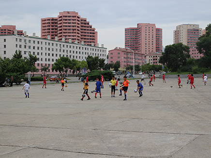 משחקים כדורגל מחוץ לאצטדיון קים בבירה (צילום: Gergo Vaczi)