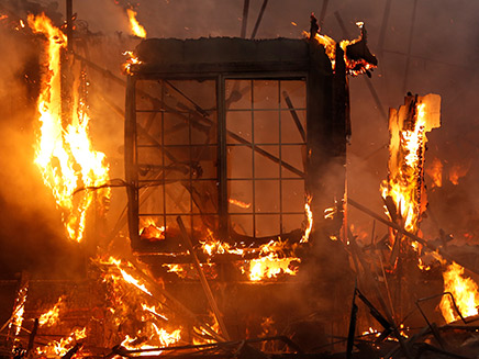 נזקים עצומים בשריפה (צילום: רויטרס)