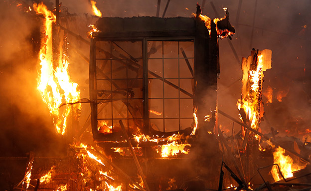 נזקים עצומים בשריפה (צילום: רויטרס)