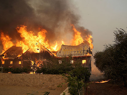 בית עולה באש, צפון קליפורניה (צילום: SKY NEWS)