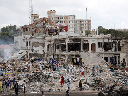 זירת הפיגוע במוגדישו (צילום: רויטרס)