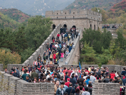 תיירים בחומה הסינית (צילום: יחסי ציבור, shutterstock)