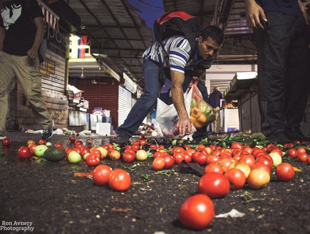 איסוף עגבניות זרוקות בשוק  (צילום: יחסי ציבור)