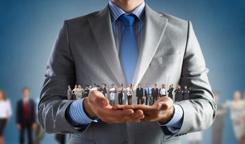 איש עסקים מחזיק בידו אנשים ממקצועות שונים (אילוסטרציה: By Dafna A.meron, shutterstock)