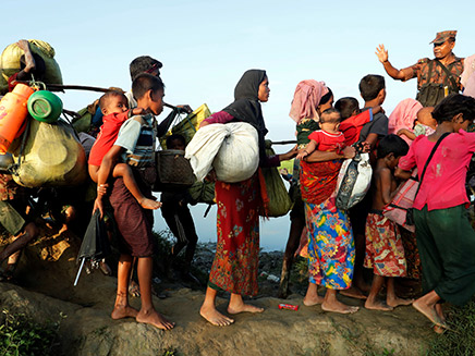 עומס במעבר לבנגלדש (צילום: רויטרס)