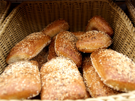 לחם ולחמניות בסופר (צילום: חדשות 2)