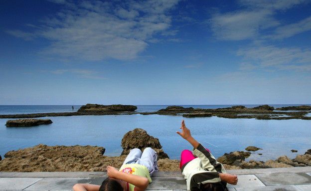 שתי ילדות שוכבות ליד החוף בפמגוסטה קפריסין (צילום: יחסי ציבור)