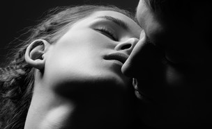 אישה וגבר מתנשקים סקס שחור לבן (צילום: ThinkStock, getty images)