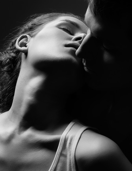 אישה וגבר מתנשקים סקס שחור לבן (צילום: ThinkStock, getty images)