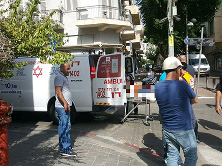 פועל נפל מגובה 4 מטרים בתל אביב (צילום: דוברות מד