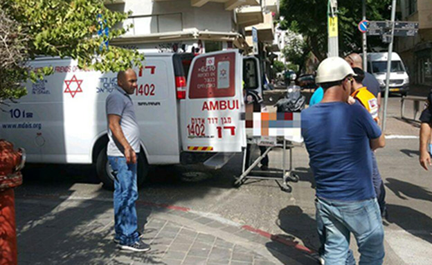פועל נפל מגובה 4 מטרים בתל אביב (צילום: דוברות מד