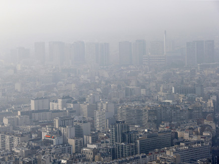 זיהום אוויר בפריז. לא רק מדינות מתפתחות (צילום: רויטרס)