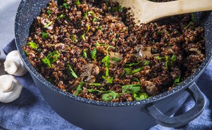 תבשיל קינואה אדומה ופטריות (צילום: אפיק גבאי, מתכון לחיסכון)