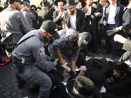הפגנות חרדים בירושלים (צילום: יונתן סינדל / פלאש 90)