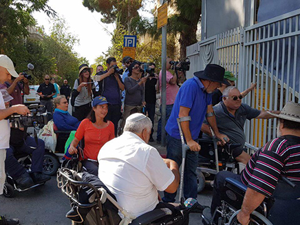 הנכים מול בית ראש הממשלה בשבוע שעבר (צילום: ארגון הנכים וצוות לעניין)