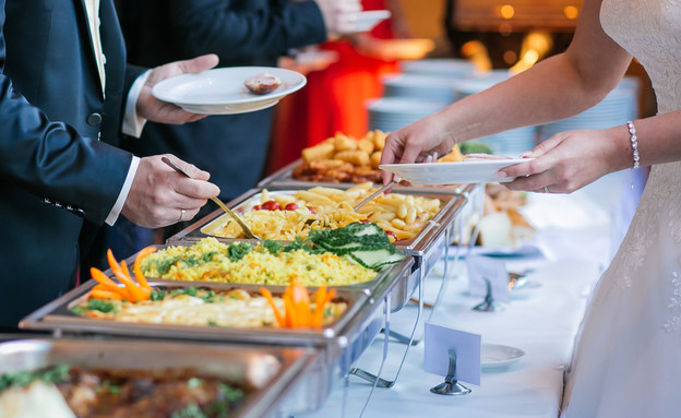 אורחים לוקחים אוכל בחתונה (אילוסטרציה: By Dafna A.meron, shutterstock)