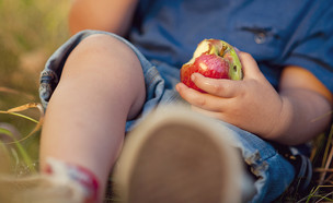 ילד עם תפוח - ללא פנים (צילום: By Dafna A.meron)