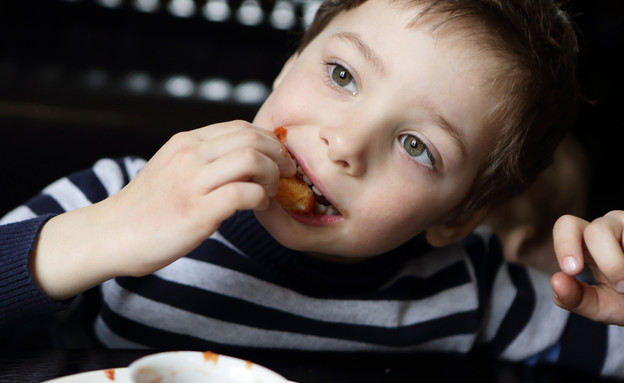 ילד אוכל שניצלונים (צילום: By Dafna A.meron)