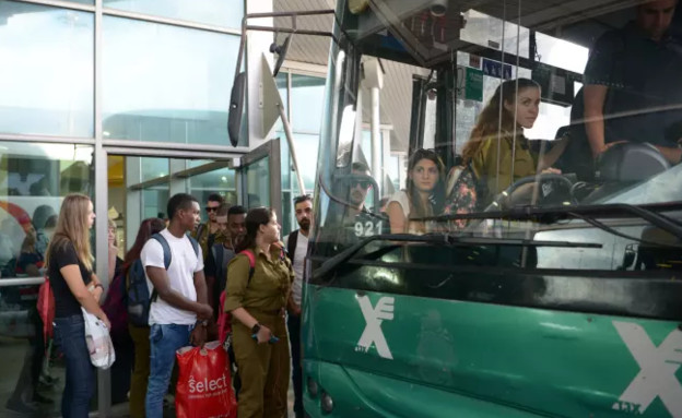 נוסעים עולים לאוטובוס בחיפה (צילום: גיל אליהו, TheMarker)