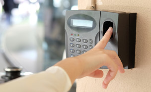 שעון נוכחות ביומטרי (צילום: By Dafna A.meron, shutterstock)