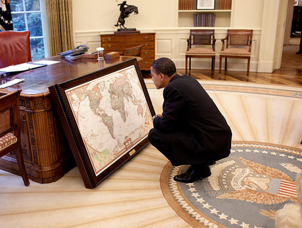 ברק אובמה מביט במפת העולם - Pete Souza (צילום: GettyImages)