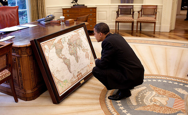 ברק אובמה מביט במפת העולם - Pete Souza (צילום: GettyImages)