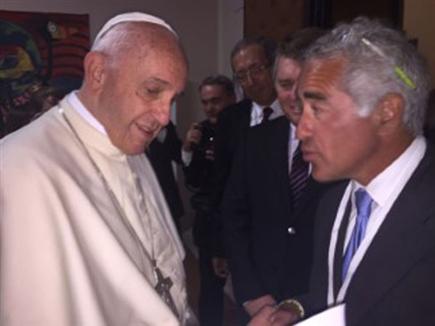 האפיפיור פרנציסקוס וסילבן אדמס. הג'ירו ד'איטליה ייצא לדרך במאי (צילום: ספורט 5)