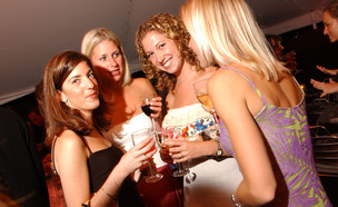 צעירים במסיבה בהאמפטונס בניו יורק (צילום: יחסי ציבור)