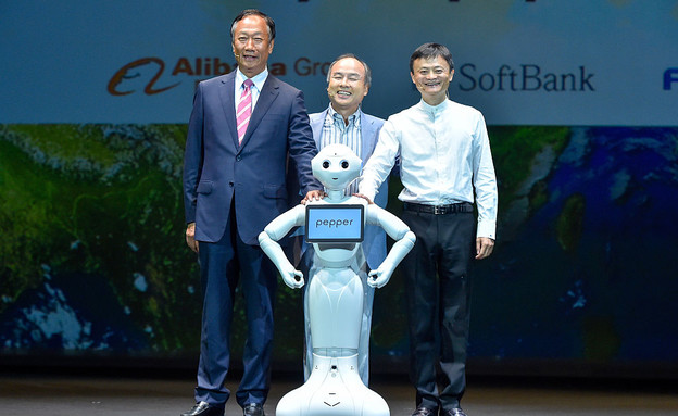 טרי גו, מסאיושי סאן וג'ק מא עם הרובוט פפר (צילום: יחסי ציבור)