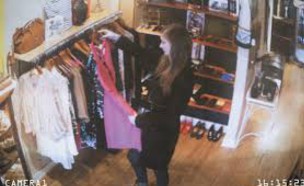 אישה בחנות בגדים (צילום: אלון חן, פרטי)
