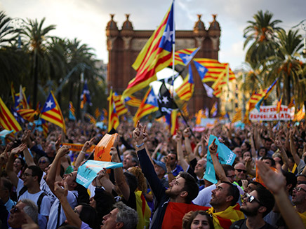 מפגינים למען עצמאות קטלוניה (צילום: חדשות 2)