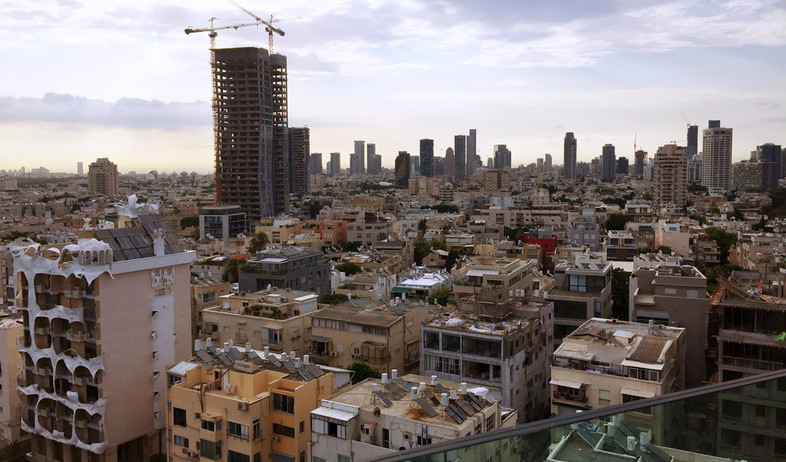 גגות בתל אביב, כמעט כולם עם דודי שמש (צילום: By Dafna A.meron, shutterstock)