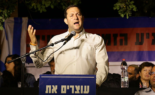 יוסי דגן בנאומו בהפגנה מול בית רה"מ (צילום: הלל מאיר/TPS‎)