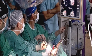 כך נראה ניתוח מוח ללא הרדמה