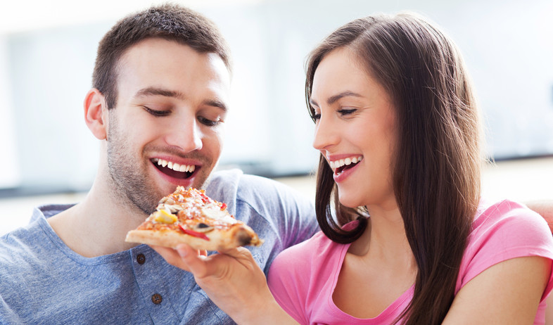 אוכלים פיצה ביחד (צילום: Shutterstock/pikselstock)