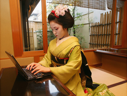 גיישה ביפן כותבת בלוג (צילום: יחסי ציבור, GettyImages)